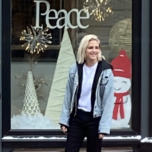 Exclusif - Kristen Stewart et Aubrey Plaza sur le tournage de "Happiest Season" à Philadelphie en Pennsylvanie, le 18 février 2020.