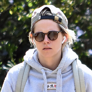 Kristen Stewart se balade dans les rues de New York, le 9 mars 2020.
