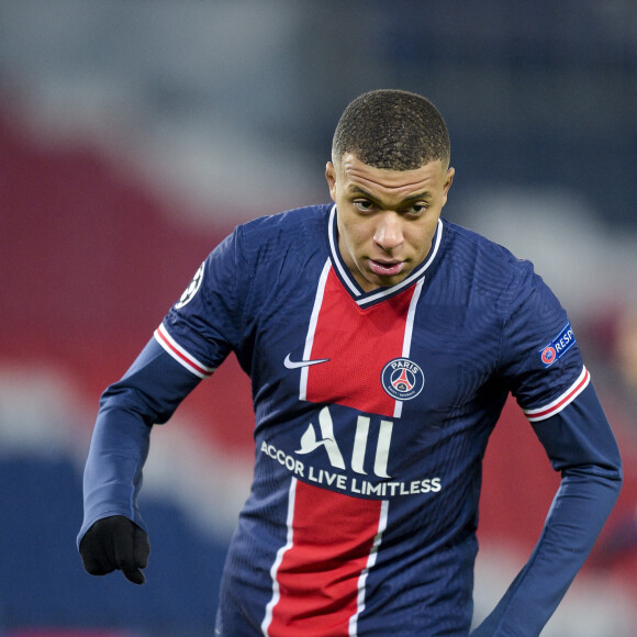 Kylian Mbappe (PSG) - Le match de Ligue des champions PSG-Basaksehir a été interrompu après une allégation raciste du quatrième arbitre de la rencontre envers un membre du staff turc © JB Autissier / Panoramic / Bestimage 