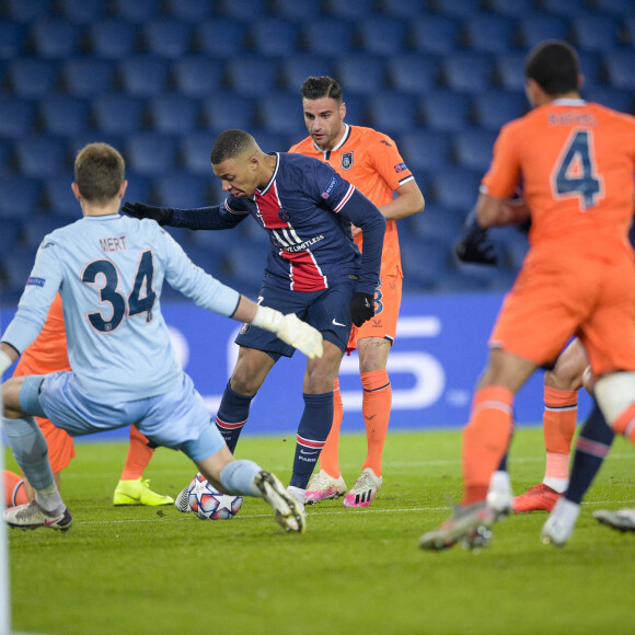 Kylian Mbappe (PSG) - Le match de Ligue des champions PSG-Basaksehir a été interrompu  après une allégation raciste du quatrième arbitre de la rencontre envers un membre du staff turc le 8 décembre 2020. © JB Autissier / Panoramic / Bestimage 
