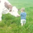 Le fils de Nathalie et Victor de "L'amour est dans le pré" avec une vache, photo Instagram du 5 mai 2020