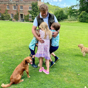 Guy Ritchie et ses enfants en juin 2020.