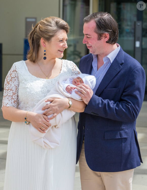 Guillaume de Luxembourg et sa femme Stephanie à la sortie de la maternité Grande Duchesse Charlotte avec leur nouveau-né, le prince Charles le 13 mai 2020.