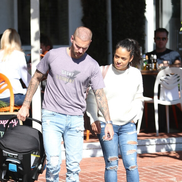 Matt Pokora et sa compagne Christina Milian se baladent avec leur fils Isaiah dans le quartier de West Hollywood à Los Angeles. La petite famille est allée déjeuner chez Fred Segal. Le 11 février 2020 