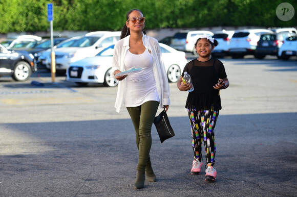 Exclusif - Christina Milian enceinte et sa fille Violet Madison Nash se balade dans les rues de Los Angeles. Le 31 juillet 2019 