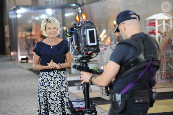 Exclusif - Sophie Davant - Backstage de l'enregistrement de l'émission prime "Affaire conclue" dans les écuries du château de Chantilly, présentée par S.Davant et diffusée sur France 2 le 15 septembre 2020. Le 9 juillet 2020 © Guillaume Gaffiot / Bestimage