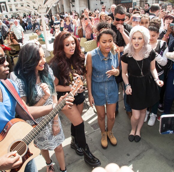 Le groupe "Little Mix" fait la promotion de son nouveau single en distribuant des glaces sur Covent Garden Piazza à Londres. Le 6 mai 2013.