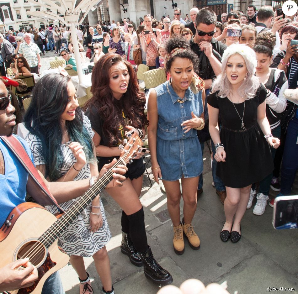 Le groupe &quot;Little Mix&quot; fait la promotion de son nouveau single en distribuant des glaces sur Covent Garden Piazza à Londres. Le 6 mai 2013.
