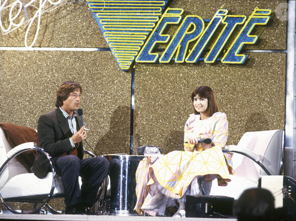 Archives - Patrick Sabatier recevant Chantal Goya sur le plateau de l'émission "Le jeu de la Vérité"