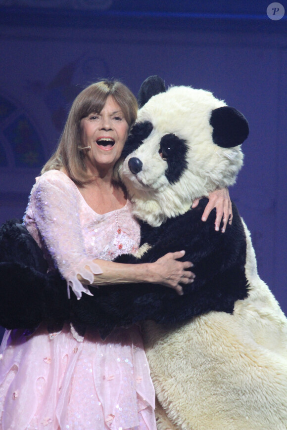 Exclusif - Chantal Goya sur la scène du Palais des Congrès dans son spectacle "Le soulier qui vole" à Paris le 6 octobre 2019. © Philippe Baldini/Bestimage