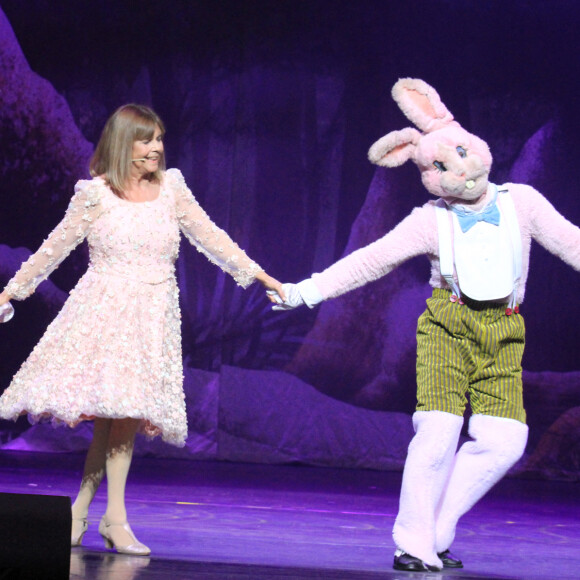 Exclusif - Chantal Goya sur la scène du Palais des Congrès dans son spectacle "Le soulier qui vole" à Paris le 6 octobre 2019. © Philippe Baldini/Bestimage