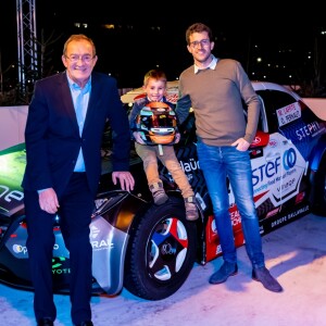 Exclusif - Jean-Pierre Pernaut pose avec son fils Olivier et son petit-fils Léo à l'occasion d'un événement du Trophée Andros à la compagnie des Bateaux Mouches à Paris le 8 février 2019. © Frédéric Piau