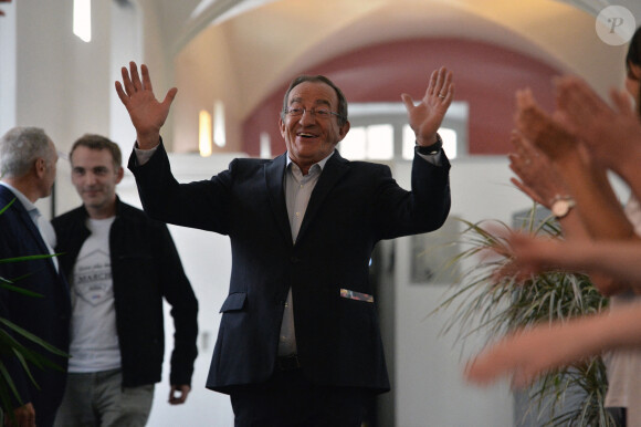 Jean-Pierre Pernaut lors du tournage de l'émission "Votre plus beau marché de France" à Montbrison le 14 juin 2019. © Frédéric Chambert / Panoramic / Bestimage