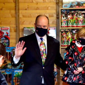 Le prince Albert II de Monaco et sa fille la princesse Gabriella - Le traditionnel arbre de Noël du Palais Princier à Monaco en mode COVID. Le 16 décembre 2020. © Bruno Bebert / Pool Monaco / Bestimage