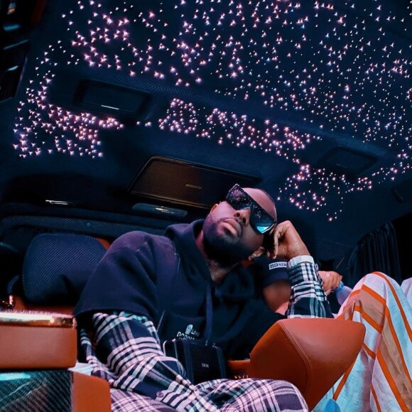 Gims évoque sa richesse et son image bling-bling dans un nouvel entretien à "Paris Match" dont il fait la couverture, le jeudi 17 décembre 2020. Sur Instagram, il n'hésite pas à cultiver son image de milionnaire, posant régulièrement avec des jets privés et des voitures de luxe.