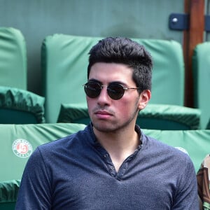 Cristina Cordula et son fils Enzo - People dans les tribunes des Internationaux de France de tennis de Roland Garros le 3 juin 2015.