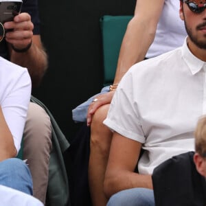 Cristina Cordula et son fils Enzo dans les tribunes lors des internationaux de France de Roland Garros à Paris, le 30 mai 2017. © - Dominique Jacovides - Cyril Moreau/ Bestimage