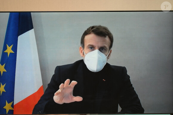 Le président français Emmanuel Macron, par vidéo, participe à la Conférence humanitaire nationale à Paris, en France, le 17 décembre 2020. © Eliot Blondet / Pool / Bestimage 