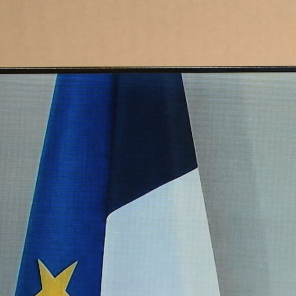 Le président français Emmanuel Macron, par vidéo, participe à la Conférence humanitaire nationale à Paris, en France, le 17 décembre 2020. © Eliot Blondet / Pool / Bestimage 