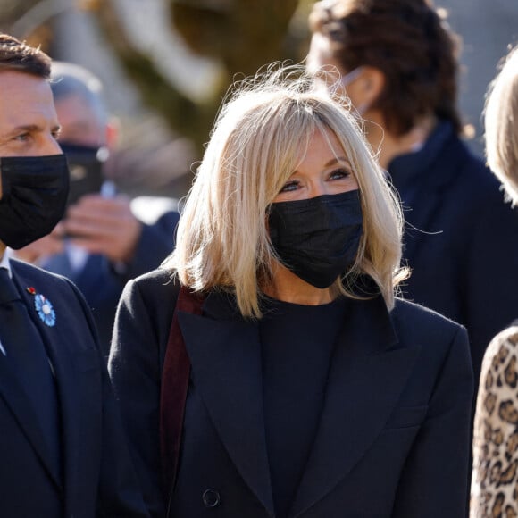 Le président Emmanuel Macron et sa femme Brigitte Macron rencontrent des élus locaux avant une cérémonie commémorative pour le défunt président et héros de la Seconde Guerre mondiale, Charles de Gaulle dans le village du nord-est de Colombey-les-Deux-Eglises où de Gaulle est décédé et a été enterré il y a 50 ans, le 9 novembre 2020. © Ludovic Marin / Pool / Bestimage