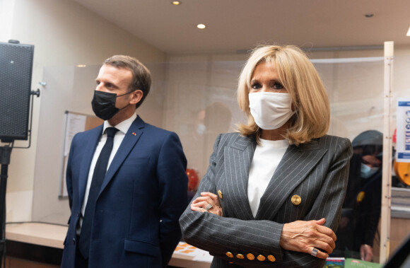 Le Président Emmanuel Macron et sa femme Brigitte Macron visitent la plateforme Handicap Repit des aidants (Phare) à Paris le 6 octobre 2020. © Jacques Witt/Pool/Bestimage