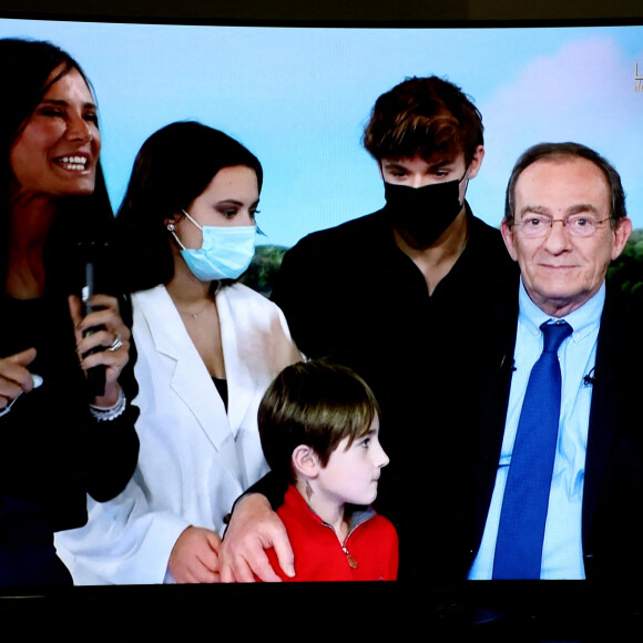 Sa famille, sa femme Nathalie Marquay, leur fils Tom Pernaut, Lou Pernaut et son petit Fils Léo - Dernier JT de Jean-Pierre Pernaut sur TF1 aprés 33 ans de présentation. Paris, le 18 Décembre 2020. © Dominique Jacovides / Bestimage