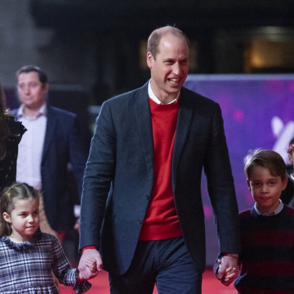 Le prince William, duc de Cambridge, et Catherine (Kate) Middleton, duchesse de Cambridge, avec leurs enfants le prince George, la princesse Charlotte et le prince Louis ont assisté à un spectacle donné en l'honneur des personnes qui ont été mobilisées pendant la pandémie au Palladium à Londres, Royaume Uni, le 11 décembre 2020.