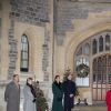 Le prince Edward de Wessex, la comtesse Sophie de Wessex , Catherine Kate Middleton, duchesse de Cambridge, le prince William, duc de Cambridge, la reine Elisabeth II d'Angleterre, le prince Charles, prince de Galles, Camilla Parker Bowles, duchesse de Cornouailles - La famille royale se réunit devant le chateau de Windsor pour remercier les membres de l'Armée du Salut et tous les bénévoles qui apportent leur soutien pendant l'épidémie de coronavirus (COVID-19) et à Noël le 8 décembre 2020.  8 December 2020. Queen Elizabeth, Prince William, Duke of Cambridge, Catherine, Duchess of Cambridge, Prince Edward, Earl of Wessex, Sophie, Countess of Wessex, Queen Elizabeth, Prince Charles, Prince of Wales, Camilla, Duchess of Cornwall, Princess Anne, during an event to thank local volunteers and key workers in the Quadrangle at Windsor Castle.