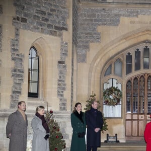 Le prince Edward de Wessex, la comtesse Sophie de Wessex , Catherine Kate Middleton, duchesse de Cambridge, le prince William, duc de Cambridge, la reine Elisabeth II d'Angleterre, le prince Charles, prince de Galles, Camilla Parker Bowles, duchesse de Cornouailles - La famille royale se réunit devant le chateau de Windsor pour remercier les membres de l'Armée du Salut et tous les bénévoles qui apportent leur soutien pendant l'épidémie de coronavirus (COVID-19) et à Noël le 8 décembre 2020.  8 December 2020. Queen Elizabeth, Prince William, Duke of Cambridge, Catherine, Duchess of Cambridge, Prince Edward, Earl of Wessex, Sophie, Countess of Wessex, Queen Elizabeth, Prince Charles, Prince of Wales, Camilla, Duchess of Cornwall, Princess Anne, during an event to thank local volunteers and key workers in the Quadrangle at Windsor Castle.