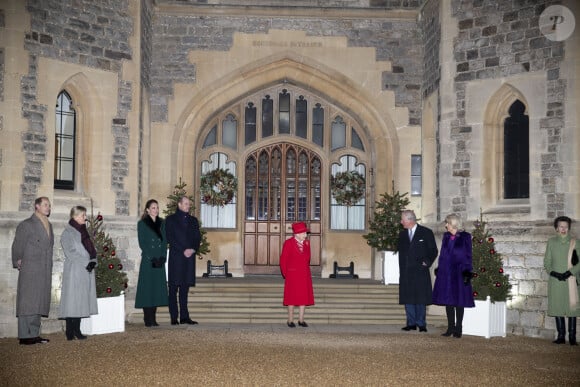 Le prince Edward de Wessex, la comtesse Sophie de Wessex , Catherine Kate Middleton, duchesse de Cambridge, le prince William, duc de Cambridge, la reine Elisabeth II d'Angleterre, le prince Charles, prince de Galles, Camilla Parker Bowles, duchesse de Cornouailles - La famille royale se réunit devant le chateau de Windsor pour remercier les membres de l'Armée du Salut et tous les bénévoles qui apportent leur soutien pendant l'épidémie de coronavirus (COVID-19) et à Noël le 8 décembre 2020.  8 December 2020. Queen Elizabeth, Prince William, Duke of Cambridge, Catherine, Duchess of Cambridge, Prince Edward, Earl of Wessex, Sophie, Countess of Wessex, Queen Elizabeth, Prince Charles, Prince of Wales, Camilla, Duchess of Cornwall, Princess Anne, during an event to thank local volunteers and key workers in the Quadrangle at Windsor Castle.