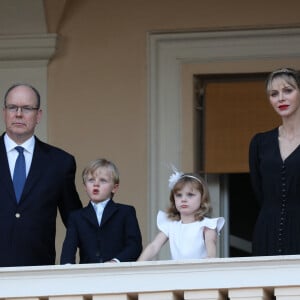 Le prince Albert II de Monaco, le prince Jacques, la princesse Gabriella, la princesse Charlène - La famille princière de Monaco assiste au feu de la Saint Jean dans la cours du palais princier à Monaco le 23 juin 2020. La soirée est animée par le groupe folklorique "La Palladienne". © Jean-Charles Vinaj / Pool Monaco / Bestimage