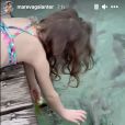 Manava, la fille d'Arthur et Mareva Galanter, s'amuse avec les poissons à Tahiti, le 21 décembre 2020.