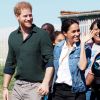 Le prince Harry, duc de Sussex, et Meghan Markle, duchesse de Sussex rencontrent les membres de "Waves for Change" un organisme de bienfaisance qui travaille avec les surfeurs locaux sur la plage de Monwabisi au Cap lors de leur 2ème journée en Afrique du Sud.