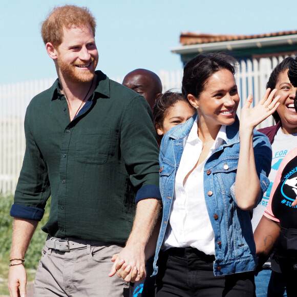 Le prince Harry, duc de Sussex, et Meghan Markle, duchesse de Sussex rencontrent les membres de "Waves for Change" un organisme de bienfaisance qui travaille avec les surfeurs locaux sur la plage de Monwabisi au Cap lors de leur 2ème journée en Afrique du Sud.