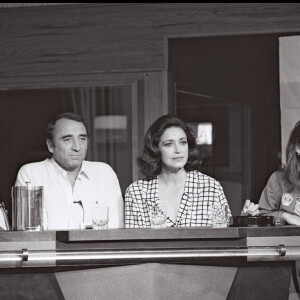 Sophie Marceau, Jean Poiret, Claude Brasseur et Françoise Fabian présentent le film "Descente aux enfers" à la télévisison en 1986.
