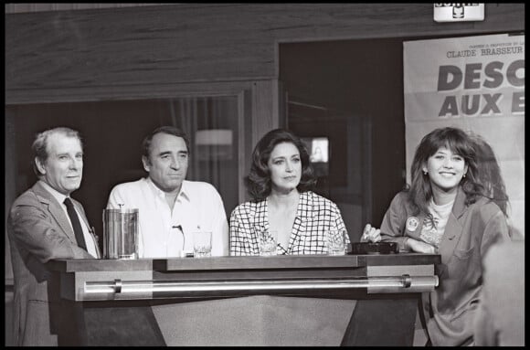 Sophie Marceau, Jean Poiret, Claude Brasseur et Françoise Fabian présentent le film "Descente aux enfers" à la télévisison en 1986.