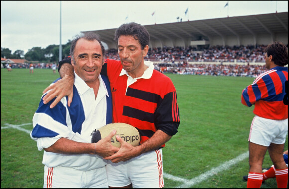 Archives- Claude Brasseur et Michel Creton au starde de rugby de Biarritz, le 31 août 1992. 
