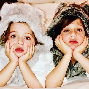 Skyler et Kaius, les deux fils de Rachel Zoe et Rodger Berman. Décembre 2020.