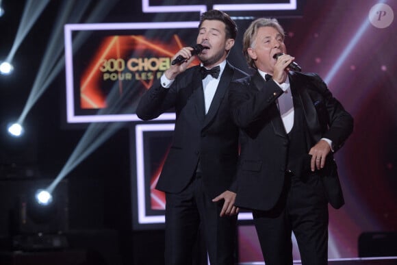 Exclusif - Vincent Niclo et Roberto Alagna - Enregistrement de l'émission "300 Choeurs chantent pour les Fêtes", qui sera diffusée le 24 décembre sur France 3, à Paris. Le 14 septembre 2020 Vincent Niclo est le présentateur et l'animateur de cette émission. © Tiziano Da Silva / Bestimage 