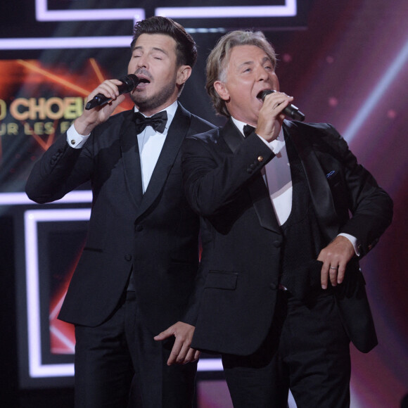 Exclusif - Vincent Niclo et Roberto Alagna - Enregistrement de l'émission "300 Choeurs chantent pour les Fêtes", qui sera diffusée le 24 décembre sur France 3, à Paris. Le 14 septembre 2020 Vincent Niclo est le présentateur et l'animateur de cette émission. © Tiziano Da Silva / Bestimage 