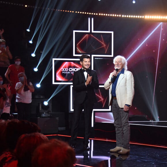 Exclusif - Vincent Niclo et Hugues Aufray - Enregistrement de l'émission "300 Choeurs chantent pour les Fêtes", qui sera diffusée le 24 décembre sur France 3, à Paris. Le 14 septembre 2020 Vincent Niclo est le présentateur et l'animateur de cette émission. © Tiziano Da Silva / Bestimage 