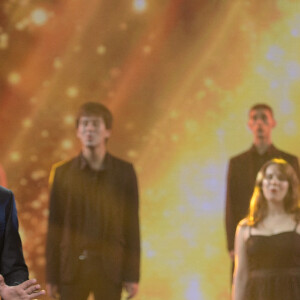 Exclusif - Vincent Niclo et Amir Haddad - Enregistrement de l'émission "300 Choeurs chantent pour les Fêtes", qui sera diffusée le 24 décembre sur France 3, à Paris. Le 14 septembre 2020 Vincent Niclo est le présentateur et l'animateur de cette émission. © Tiziano Da Silva / Bestimage 