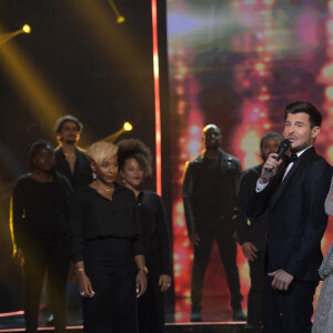 Exclusif - Vincent Niclo et Arielle Dombasle - Enregistrement de l'émission "300 Choeurs chantent pour les Fêtes", qui sera diffusée le 24 décembre sur France 3, à Paris. Le 14 septembre 2020 Vincent Niclo est le présentateur et l'animateur de cette émission. © Tiziano Da Silva / Bestimage 