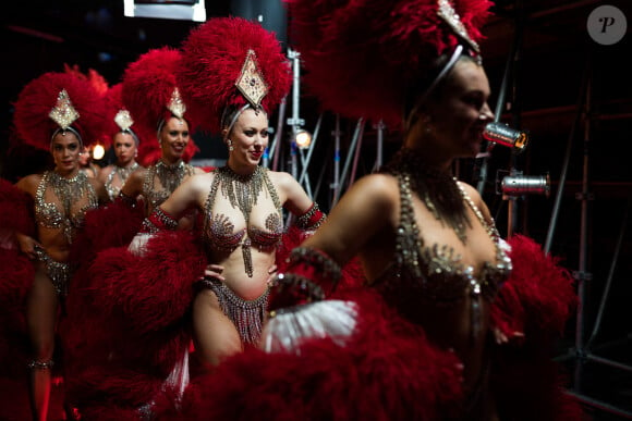 Exclusif - Les danseuses du Moulin Rouge - Backstage de l'enregistrement de l'émission "300 Choeurs chantent pour les Fêtes", qui sera diffusée le 24 décembre sur France 3, à Paris. Le 14 septembre 2020 © Tiziano Da Silva / Bestimage 
