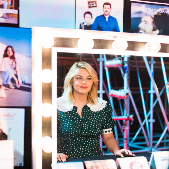 Exclusif -Louane Emera - Backstage de l'enregistrement de l'émission "300 Choeurs chantent pour les Fêtes", qui sera diffusée le 24 décembre sur France 3, à Paris. Le 14 septembre 2020 © Tiziano Da Silva / Bestimage 