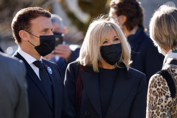 Le président Emmanuel Macron et sa femme Brigitte Macron rencontrent des élus locaux avant une cérémonie commémorative pour le défunt président et héros de la Seconde Guerre mondiale, Charles de Gaulle dans le village du nord-est de Colombey-les-Deux-Eglises où de Gaulle est décédé et a été enterré il y a 50 ans, le 9 novembre 2020. © Ludovic Marin / Pool / Bestimage