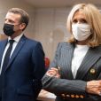 Le Président Emmanuel Macron et sa femme Brigitte Macron visitent la plateforme Handicap Repit des aidants (Phare) à Paris le 6 octobre 2020. © Jacques Witt/Pool/Bestimage