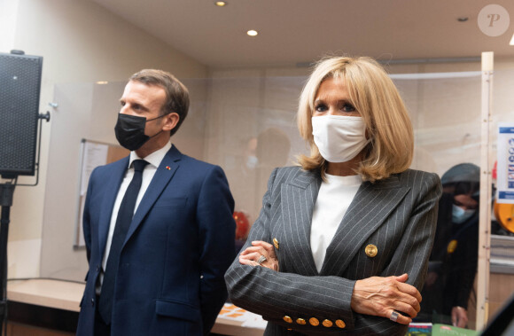 Le Président Emmanuel Macron et sa femme Brigitte Macron visitent la plateforme Handicap Repit des aidants (Phare) à Paris le 6 octobre 2020. © Jacques Witt/Pool/Bestimage