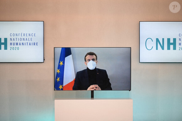 Le président français Emmanuel Macron, par vidéo, participe à la Conférence humanitaire nationale à Paris, en France, le 17 décembre 2020. © Eliot Blondet / Pool / Bestimage