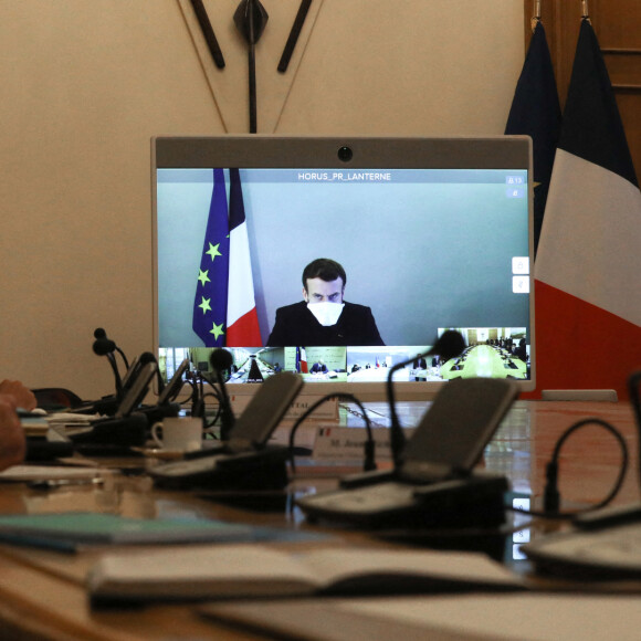 Le président Emmanuel Macron, en quarantaine à cause du coronavirus (COVID-19), assiste au conseil des ministres en visioconférence le 21 décembre 2020. © Stéphane Lemouton / Bestimage